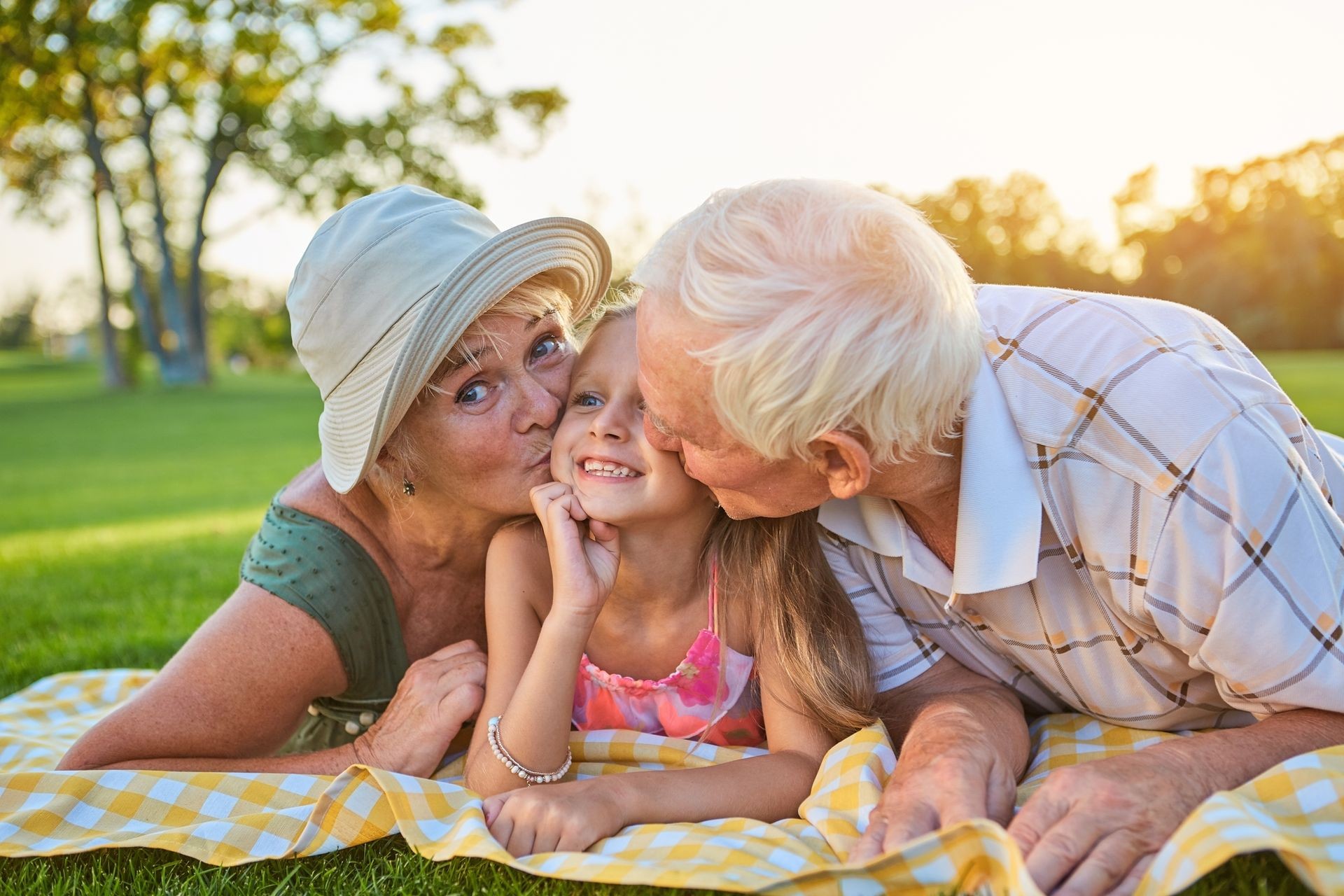 abuelo y abuela cuidando a la nieta de su hijo o hija que quieren mucho