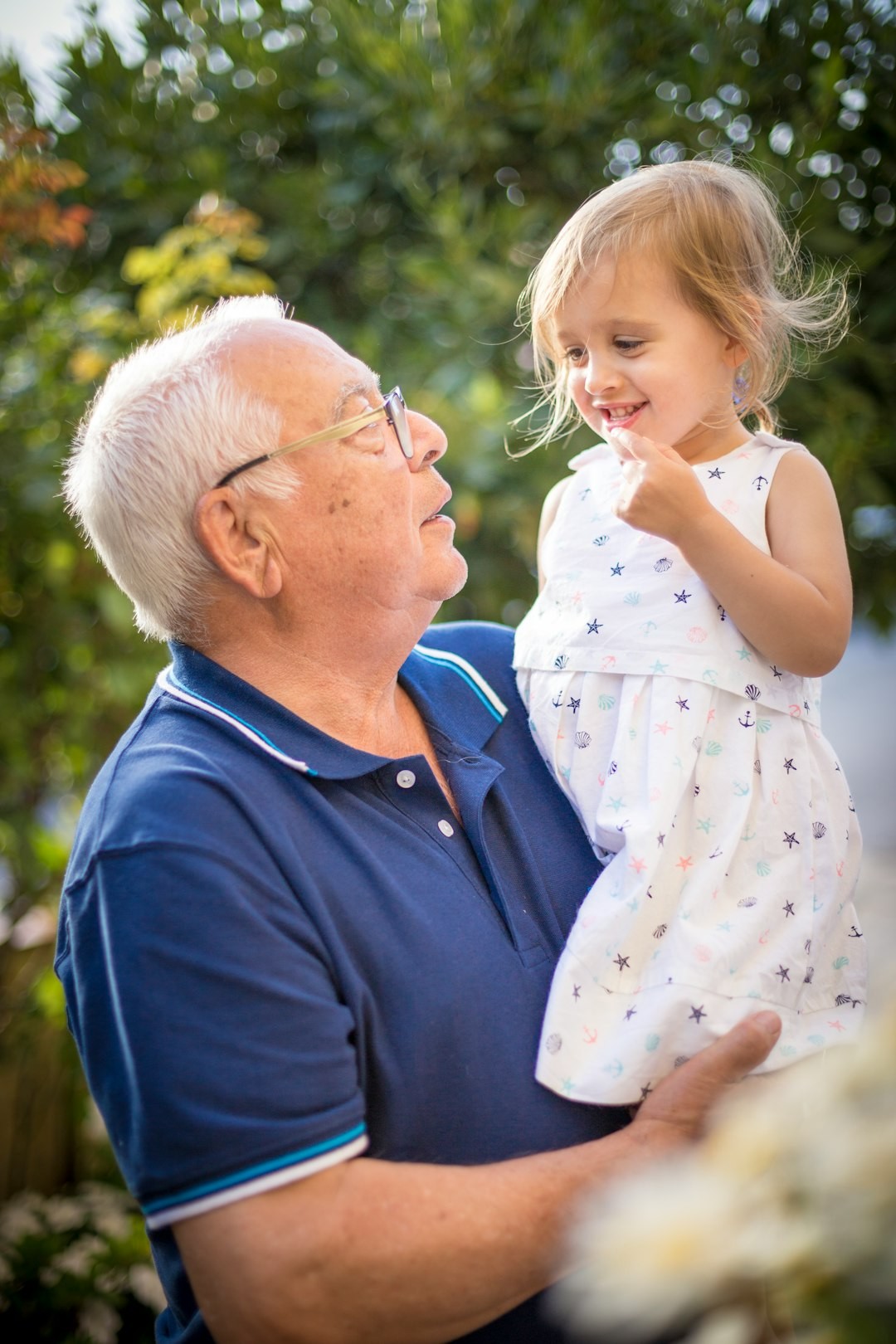 abuelo con su nieta cuidando la familia.